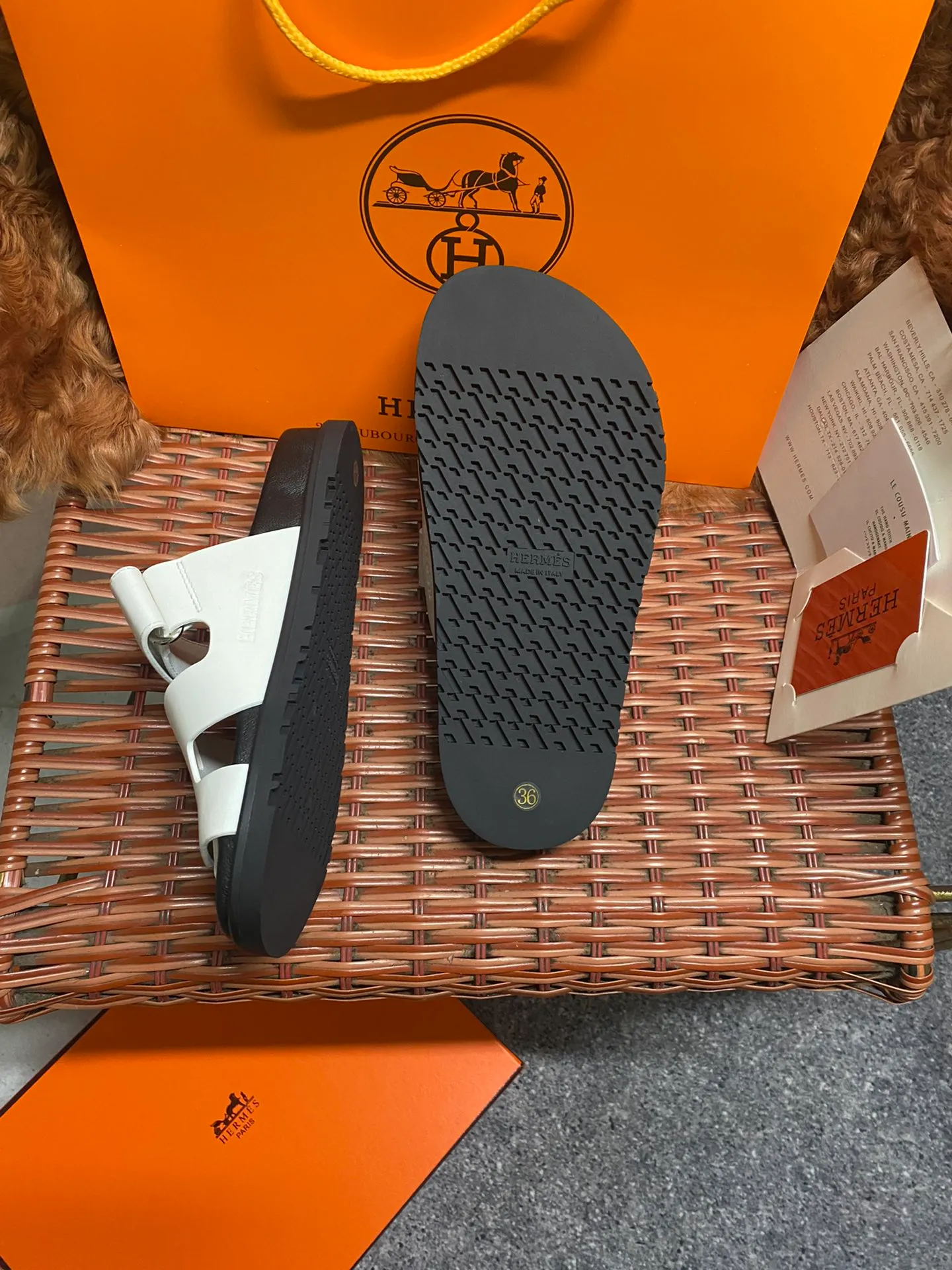 👟👟Ex-factory price 480👟👟 Women's Shoes Women's Clothing Women's Shoes Factory H HERMES Men's and women's same style, recently very popular couple's shoes - sandals, paired with various colored socks, popular ✅Upper: imported mixed sheepskin, deerskin ✅Inner: imported mixed sheepskin ✅Outsole: Tpu non-slip and wear-resistant outsole ✅Number: women's 35-42. Male 38-46